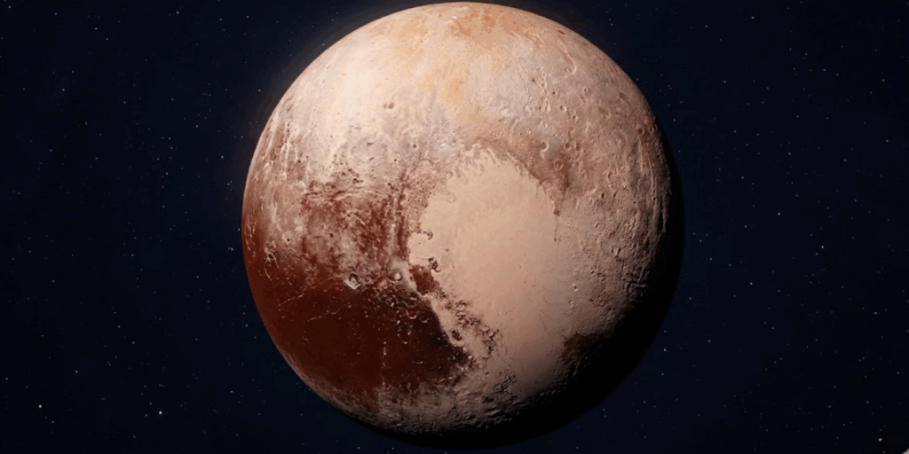 Visualização detalhada do planeta anão Plutão flutuando no espaço estrelado. O disco do planeta mostra uma superfície texturizada com tons de marrom e vermelho, muitas crateras de impacto e uma grande região lisa e brilhante em forma de coração no lado direito inferior.