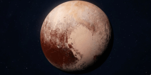 Visualização detalhada do planeta anão Plutão flutuando no espaço estrelado. O disco do planeta mostra uma superfície texturizada com tons de marrom e vermelho, muitas crateras de impacto e uma grande região lisa e brilhante em forma de coração no lado direito inferior.