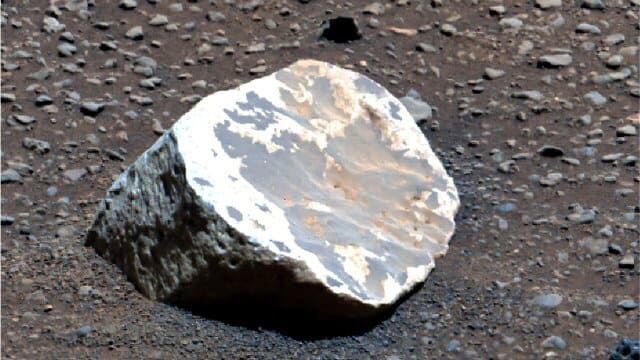 Fragmento branco de caulinita sobre o solo marciano, fotografado pelo rover Perseverance na cratera Jezero.